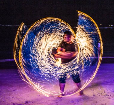 Tayland 'da Koh Samui sahilinde yangın gösterisi