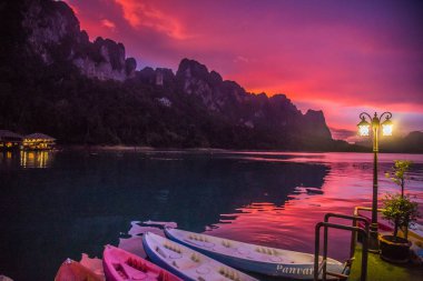 Tayland Khao Sok milli park manzarası