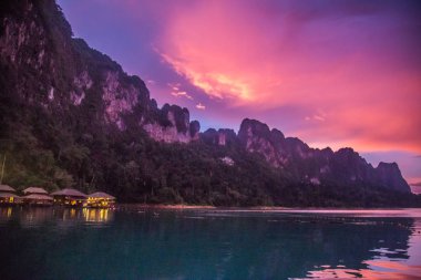 Tayland Khao Sok milli park manzarası