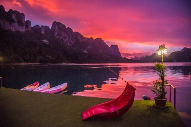 Tayland Khao Sok milli park manzarası