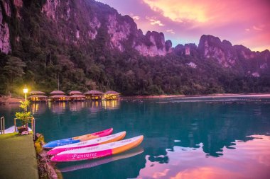 Tayland Khao Sok milli park manzarası