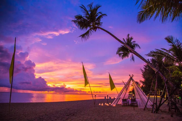 Khao Lak beach resort vistas ao pôr do sol, na Tailândia — Fotografia de Stock