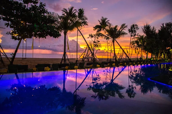 Khao Lak vue sur la plage au coucher du soleil, en Thaïlande — Photo