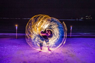 Tayland 'da Koh Samui sahilinde yangın gösterisi