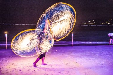 Tayland 'da Koh Samui sahilinde yangın gösterisi