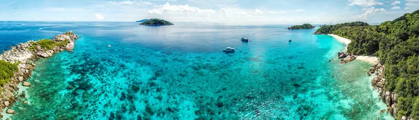 Ähnliche Inselaussichten vom Strand und darüber, in Thailand — Stockfoto