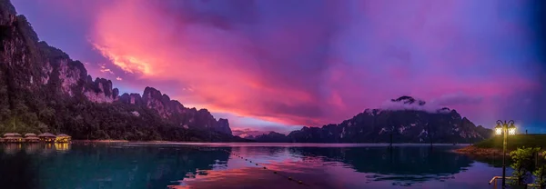 Πανόραμα του Khao Sok κατά τη διάρκεια του ηλιοβασιλέματος από την πλωτή καλύβα στη λίμνη, στην Ταϊλάνδη — Φωτογραφία Αρχείου
