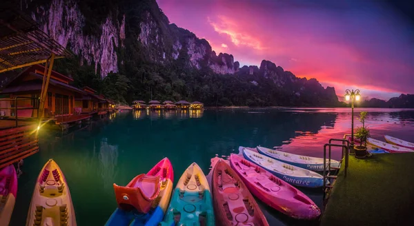 Panorama of Khao Sok during sunset from floating hut on the lake, in Thailand — Stock Photo, Image