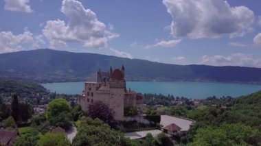 Fransa 'da Annecy gölü ve kale hava manzarası