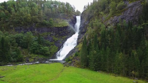 ノルウェーのベルゲンにある滝の空中風景 — ストック動画