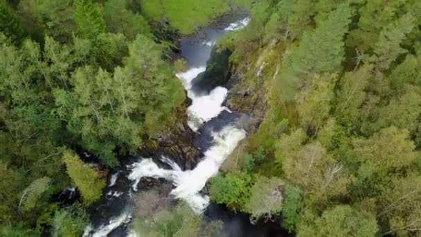 ノルウェーのベルゲンにある滝の空中風景 — ストック動画
