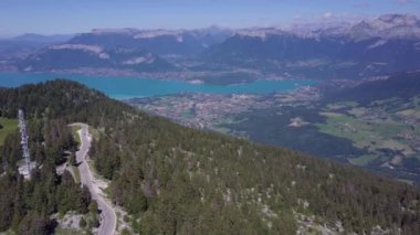 Fransa 'da Annecy gölü ve kale hava manzarası