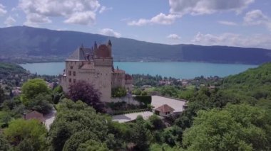 Fransa 'da Annecy gölü ve kale hava manzarası