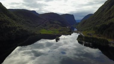 Norveç 'te Geiranger fiyort ve Lovatnet Gölü hava manzarası