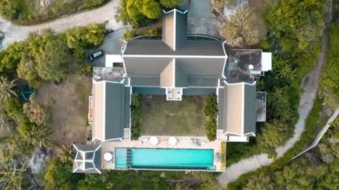 Phuket, Tayland 'daki villa ve sahil kulübü hava manzarası.