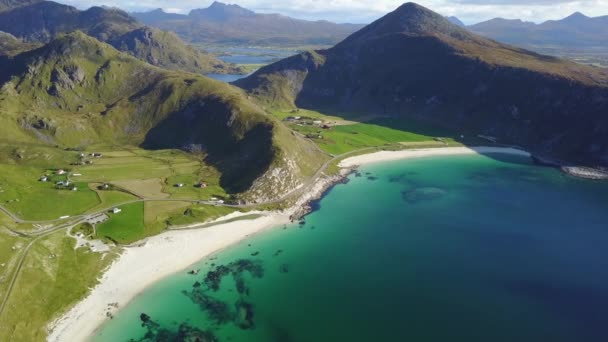 Wyspy Lofoten i widok z lotu ptaka na plażę w Norwegii — Wideo stockowe