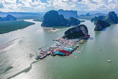 Tayland Phang Nga milli parkı Panyee Müslüman yüzen köy havadan görünümü