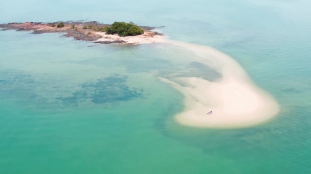 Praia da ilha e vista aérea do iate em Phuket, Tailândia — Vídeo de Stock