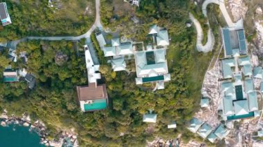 Phuket, Tayland 'daki villa ve sahil kulübü hava manzarası.