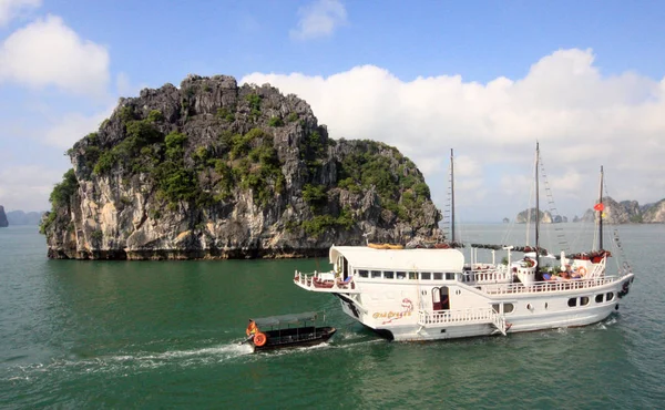 Vistas a la bahía de Halong desde Cruise, en Vietnam —  Fotos de Stock