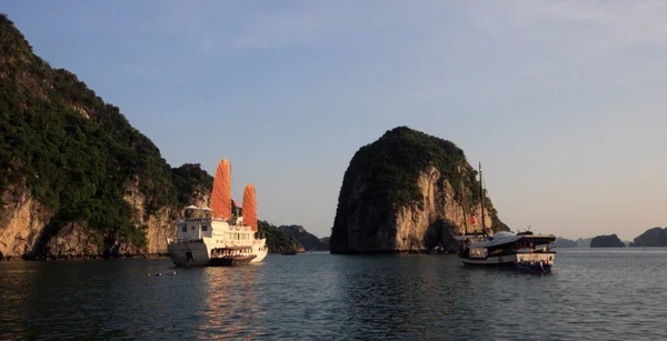 Vistas a la bahía de Halong desde Cruise, en Vietnam — Foto de Stock