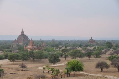 Myanmar'da eski Bagan tapınağı ve harabeleri