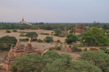 Myanmar'da eski Bagan tapınağı ve harabeleri