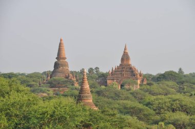 Myanmar'da eski Bagan tapınağı ve harabeleri