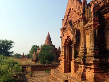 Myanmar'da eski Bagan tapınağı ve harabeleri