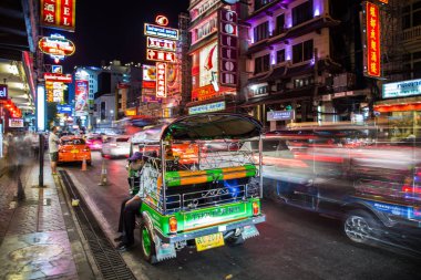 Chinatown, Bangkok, Tayland Tuk Tuk gece manzarası