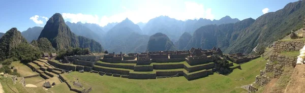 Machu Picchu Incan citadel in the Andes Mountains in Peru — Stock Photo, Image