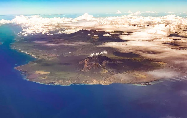 Вид на вулкан с самолета на индонезийском острове Бали — стоковое фото