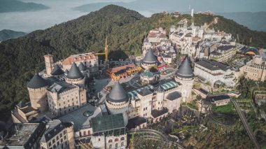 Yukarıdan Bana Hills ve Altın Köprü, Da Nang Fransız köyü Sun World, Orta Vietnam