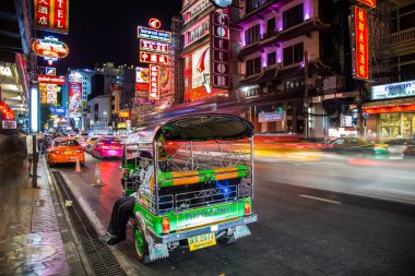 Chinatown, Bangkok, Tayland Tuk Tuk gece manzarası