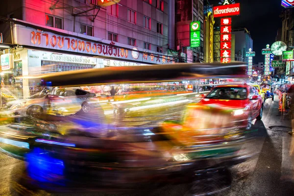 Chinatown, Bangkok, Tayland Tuk Tuk gece manzarası