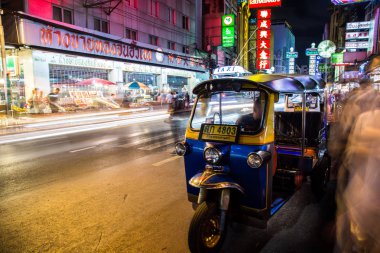 Chinatown, Bangkok, Tayland Tuk Tuk gece manzarası