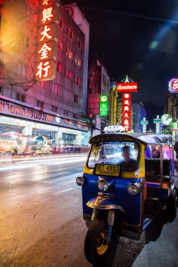 Chinatown, Bangkok, Tayland Tuk Tuk gece manzarası