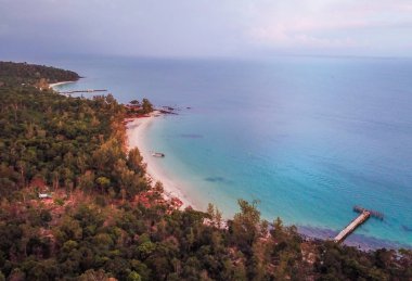 Yukarıdan Koh Rong adası, plaj ve gün batımı, Kamboçya Sihanoukville