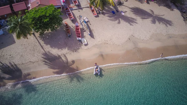 马提尼克海滩和山脉的景色从上面，在加勒比岛屿 — 图库照片