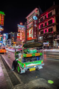 Chinatown, Bangkok, Tayland Tuk Tuk gece manzarası