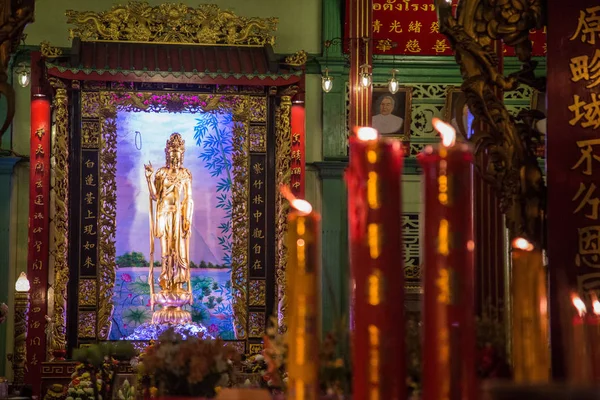 Temple chinois vue de nuit à Chinatown, Bangkok, Thaïlande — Photo