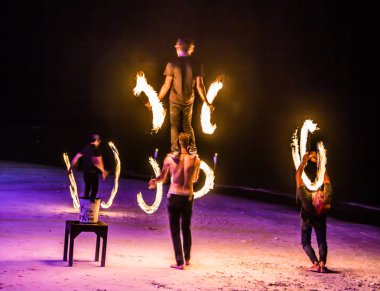 Tayland 'da Koh Samui sahilinde yangın gösterisi