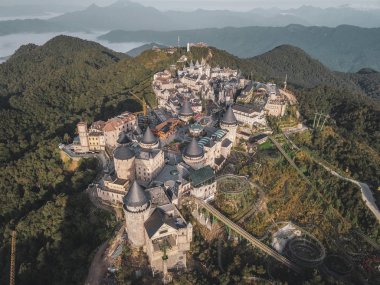 Yukarıdan Bana Hills ve Altın Köprü, Da Nang Fransız köyü Sun World, Orta Vietnam
