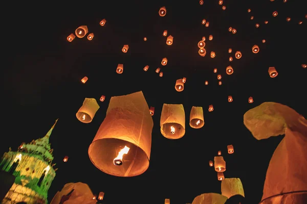 Lanterns festival, Yee Peng and Loy Khratong in Chiang Mai in Thailand — Stock Photo, Image