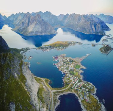 Norveç'teki Lofoten adalarında, yukarıdan Reine görünümleri