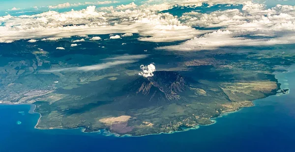 Volcano views från flygplan, i Bali Indonesien — Stockfoto