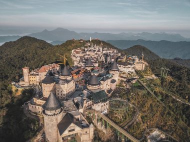 Yukarıdan Bana Hills ve Altın Köprü, Da Nang Fransız köyü Sun World, Orta Vietnam