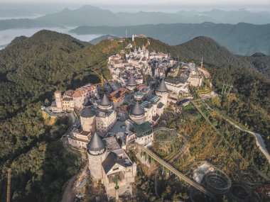 Yukarıdan Bana Hills ve Altın Köprü, Da Nang Fransız köyü Sun World, Orta Vietnam