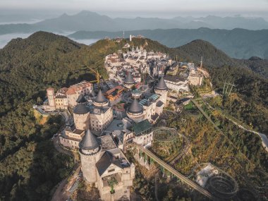 Yukarıdan Bana Hills ve Altın Köprü, Da Nang Fransız köyü Sun World, Orta Vietnam