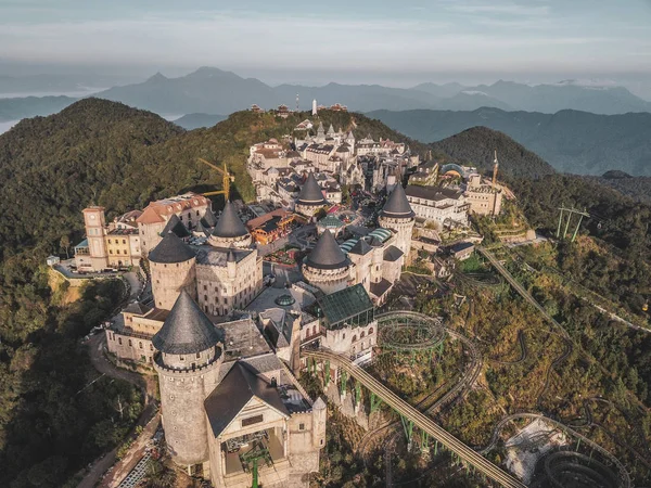 Yukarıdan Bana Hills ve Altın Köprü, Da Nang Fransız köyü Sun World, Orta Vietnam